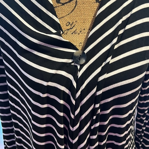 Size S black and white striped one button open front longsleeve top - Picture 2 of 5